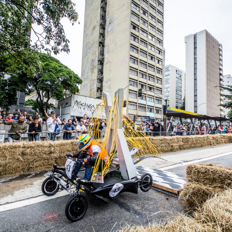 Red Bull lança corrida maluca com carros sem motor em São Paulo